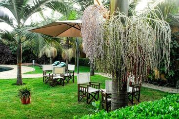 هتل Ahadi Lodge