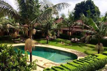 هتل Ahadi Lodge