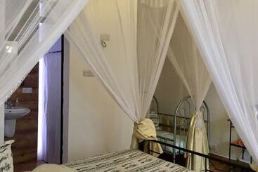 هتل Ahadi Lodge