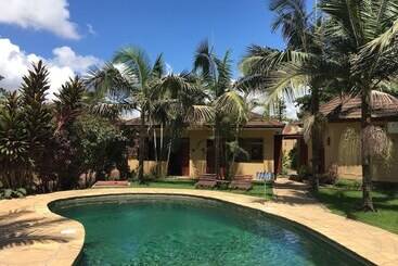 هتل Ahadi Lodge
