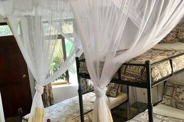 هتل Ahadi Lodge