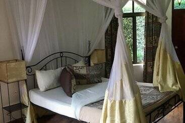 هتل Ahadi Lodge