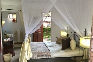 هتل Ahadi Lodge