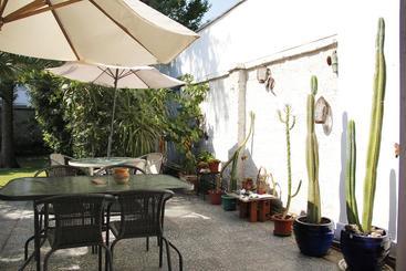 هتل Newen Kara Hostel