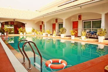 هتل Nok Resort &
