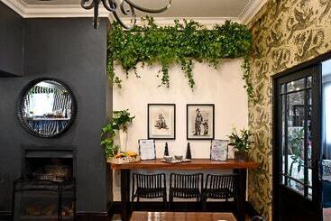 پانسیون Ashbourne Boutique Guest House