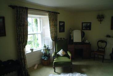 تختخواب و صبحانه Cullintra House