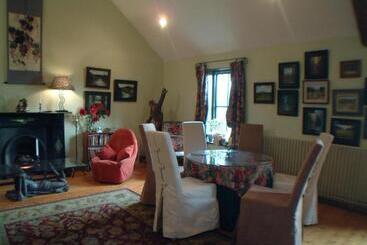 تختخواب و صبحانه Cullintra House