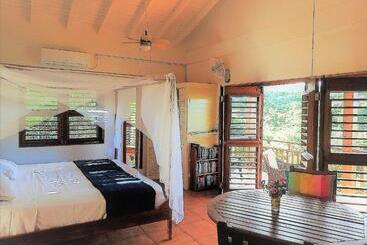هتل Two Bays Beach Villa Apartment And Studios