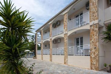Tsolakis Studios & Apartments