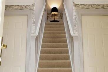 تختخواب و صبحانه College Hill House