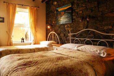 تختخواب و صبحانه Druid Cottage