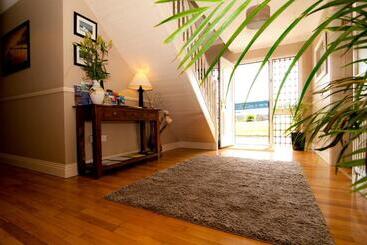 تختخواب و صبحانه Pairc Lodge