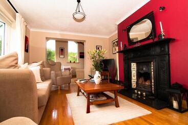 تختخواب و صبحانه Pairc Lodge
