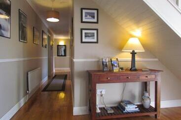 تختخواب و صبحانه Pairc Lodge