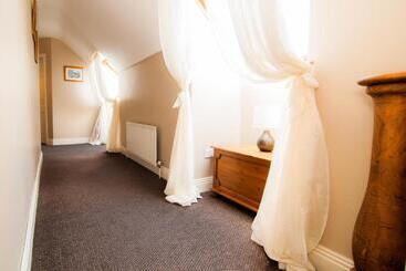 تختخواب و صبحانه Pairc Lodge