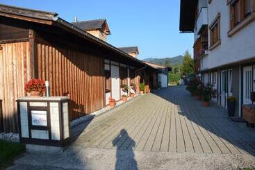 تختخواب و صبحانه Pension Zum Schreiner
