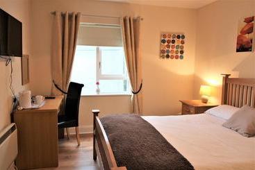 تختخواب و صبحانه The Connaught Inn