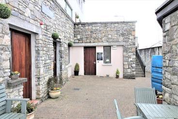 تختخواب و صبحانه The Connaught Inn