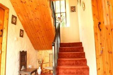 تختخواب و صبحانه Woodbine Cottage