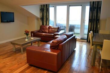 בית מלון כפרי Carrick Plaza Suites And Apartments