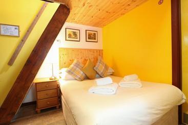 Moville Boutique Hostel & Apartments