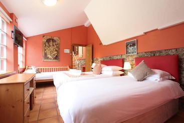 Moville Boutique Hostel & Apartments