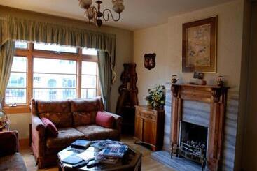 تختخواب و صبحانه Hawthorn House Guesthouse