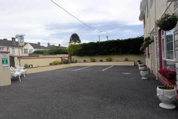 تختخواب و صبحانه Seacourt Accommodation Tramore   Adult Only