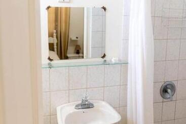 تختخواب و صبحانه St. James Guesthouse