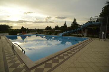 مسافرخانه La Vignola Country