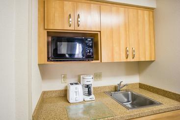 هتل Hampton By Hilton Grand Cayman Seven Mile Beach