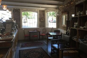 تختخواب و صبحانه Nine T Teen Bed And Boutique