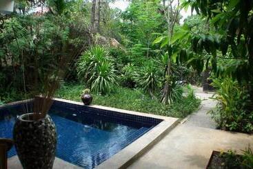 تختخواب و صبحانه Enkosa 4 Bedroom Wooden Luxury House