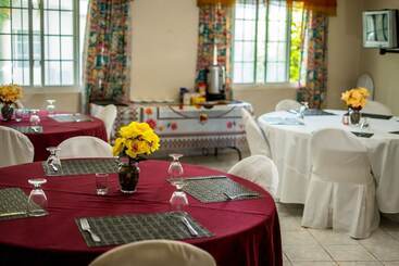 هتل Holiday Haven Resort & Banquet Hall