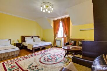هتل King House