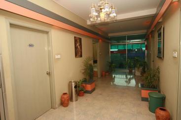 هتل Red Chillies Restaurant And Guest House