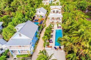 Weezie S Ocean Front Hotel And Garden Cottages