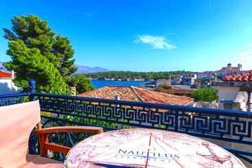 Nautilus Luxury Suites - Galaxidi