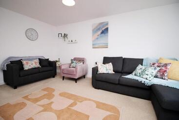 پانسیون Free Wifi | Parking Access | 3br