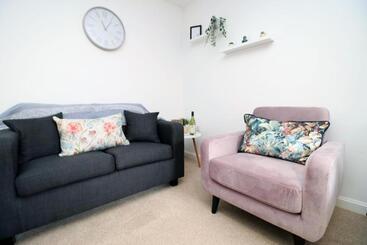 پانسیون Free Wifi | Parking Access | 3br