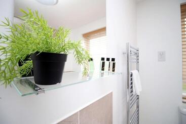 پانسیون Free Wifi | Parking Access | 3br
