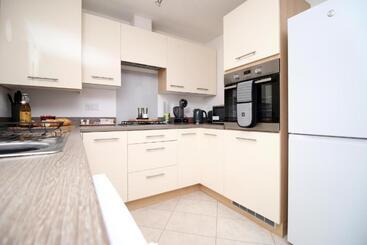 پانسیون Free Wifi | Parking Access | 3br