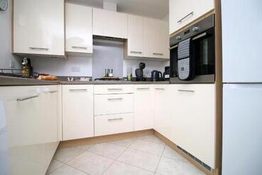 پانسیون Free Wifi | Parking Access | 3br