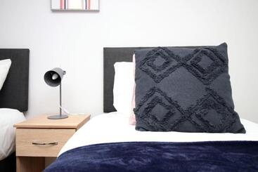 پانسیون Free Wifi | Parking Access | 3br