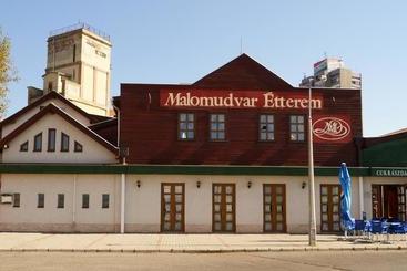 Bed and Breakfast Malomudvar étterem Cukrászda Panzió és Rendezvényház