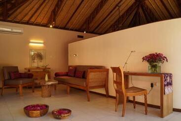 Cili Emas Oceanside Resort