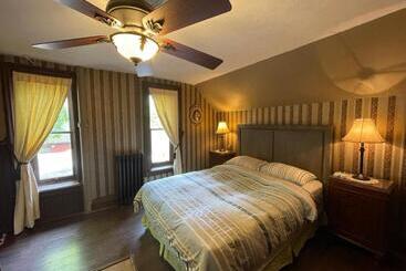 پانسیون The Red Star D