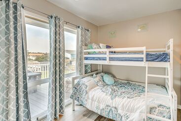コテージ Bright Kitty Hawk Home W/ Hot Tub, Walk To Beach!
