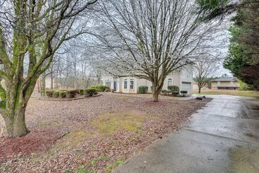 Pet Friendly Atlanta Home: 9 Mi To Downtown!